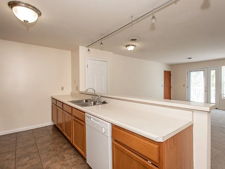 Walk to UC & UC Medical | 1BR/2BR Apartments — Photo 68