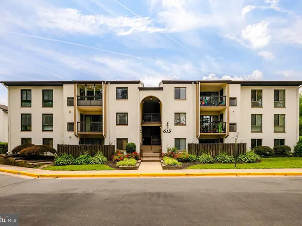 615 Center St APT T3, Herndon, VA 20170