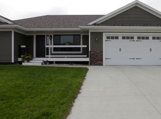 1213 38th St, Spirit Lake, IA 51360