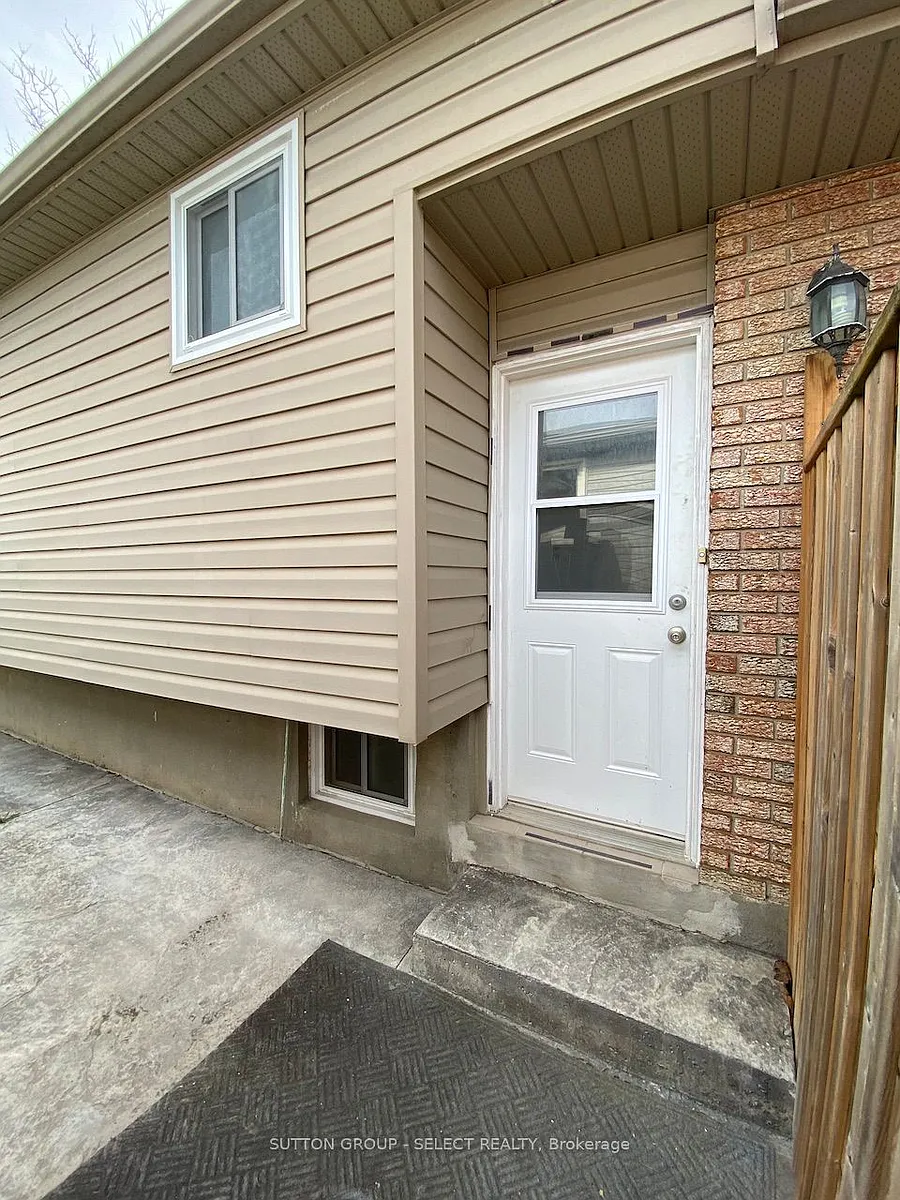 Building Photo - 19 Poplar Cres #LOWER