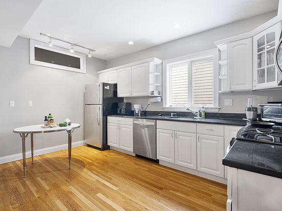 3rd image of 734 E 6th St APT 3