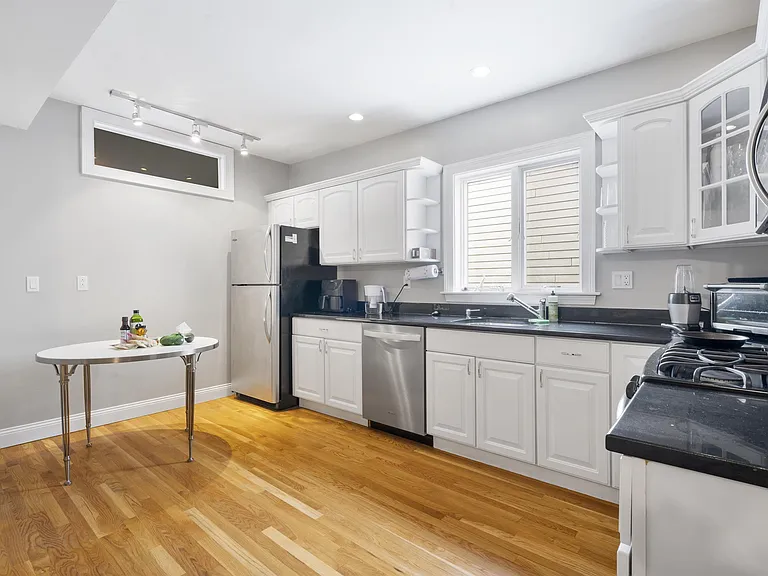 734 E 6th St #3 — Photo 3