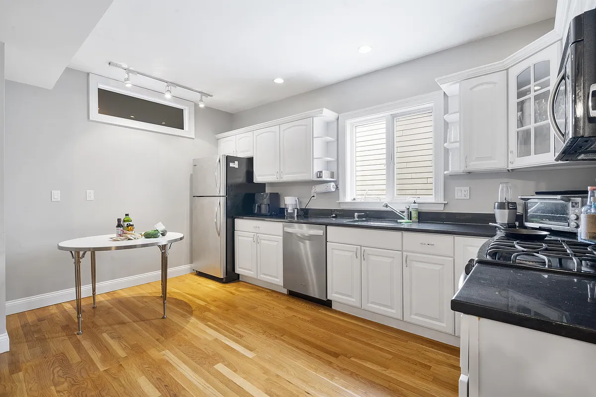 Building Photo - 734 E 6th St #3