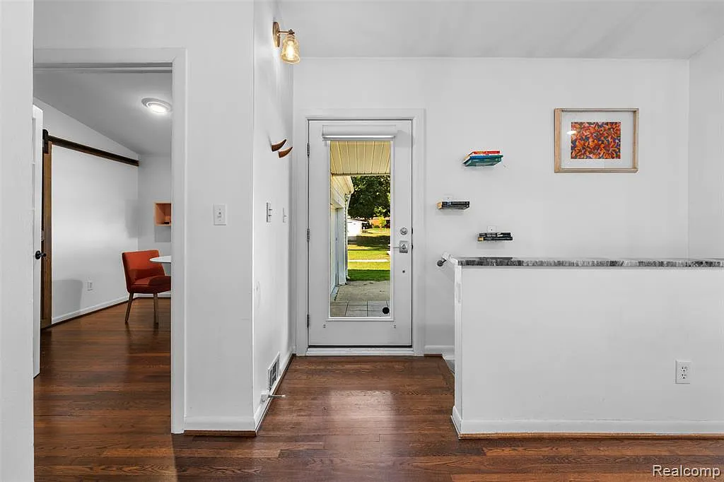 3 bed, 2.0 bath, 2622 sqft, $3,900 — Photo 3
