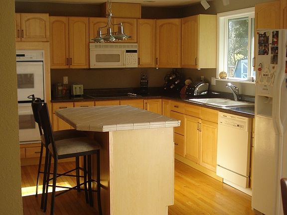 3rd image of 3243 Eastland Cir SE