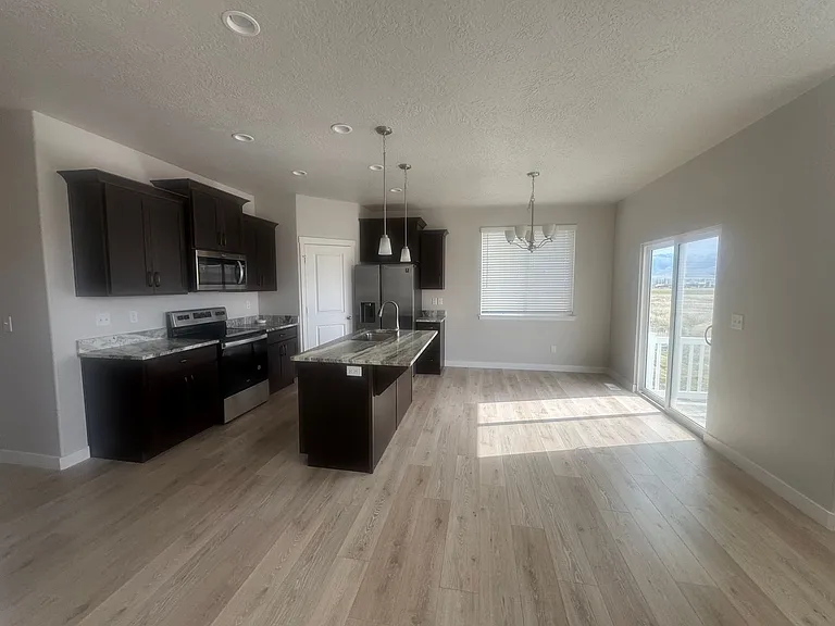 759 N Hilltop Dr — Photo 2