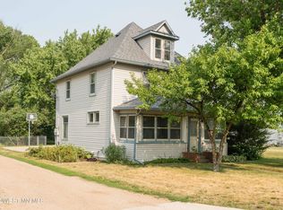 116 N Clayborn Ave, Parkers Prairie, MN 56361