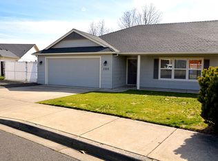 1008 Highlands Dr, Eagle Point, OR 97524