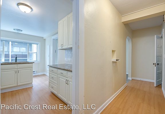 2nd image of 1012 Queen Anne Ave N APT 05