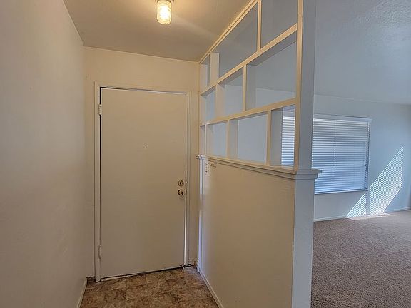 3rd image of 913 W Dove Dr