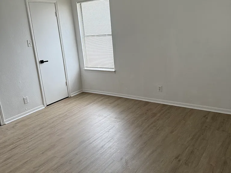 1000 Waco Rd #205 — Photo 8