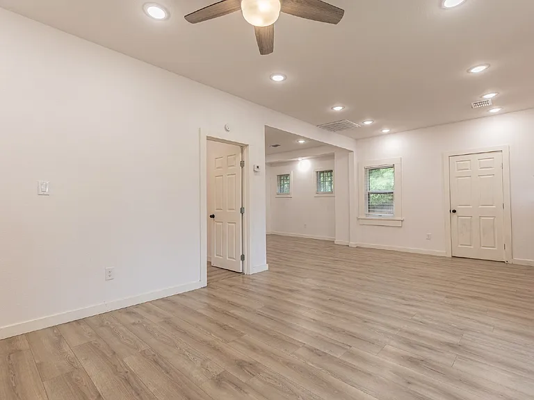 1010 Burnet St — Photo 7