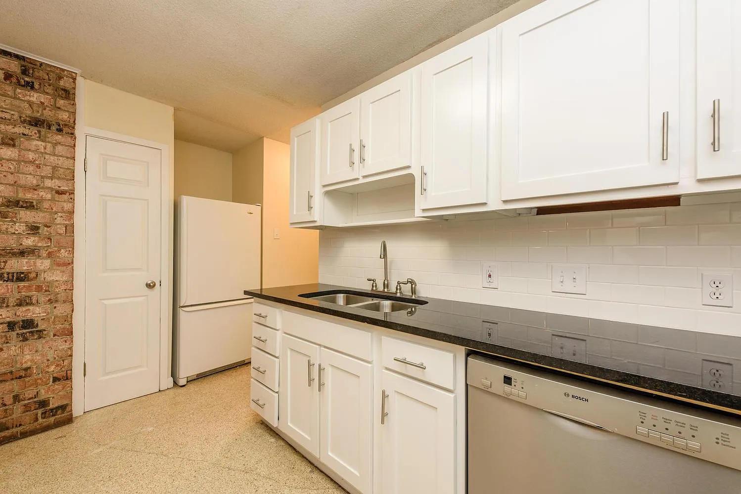 3 bed, 2.0 bath, 1334 sqft, $2,450 — Photo 3