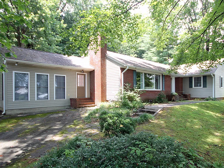 63 Montview Cir — Photo 1