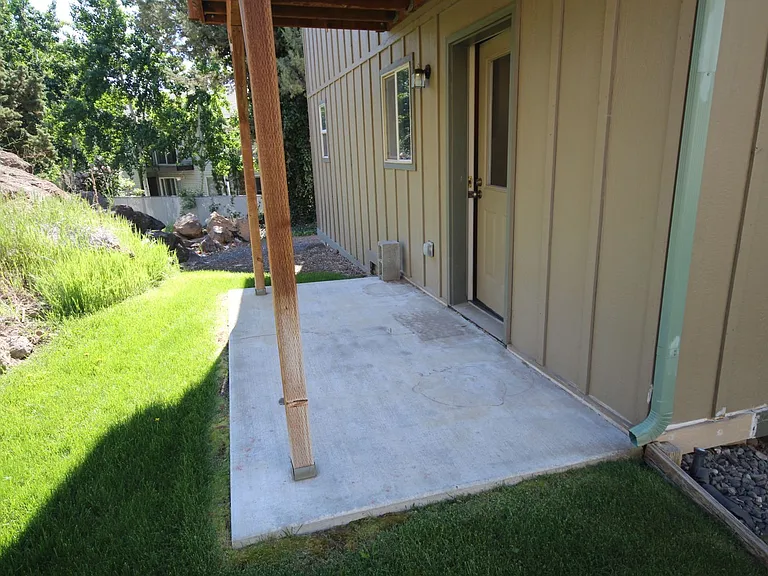 1431 NE Lucinda Ct — Photo 4