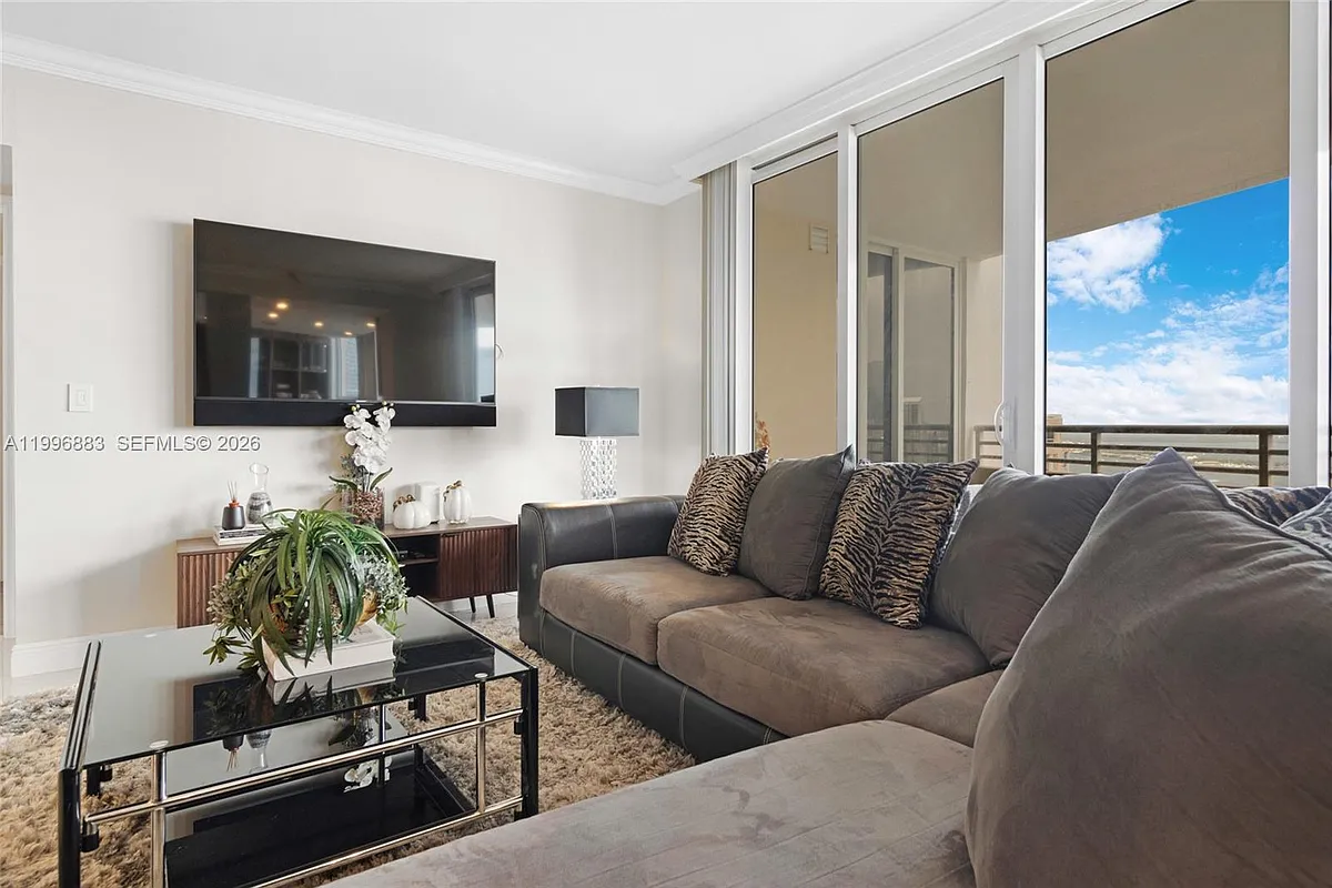 Building Photo - 848 Brickell Key Dr #3905