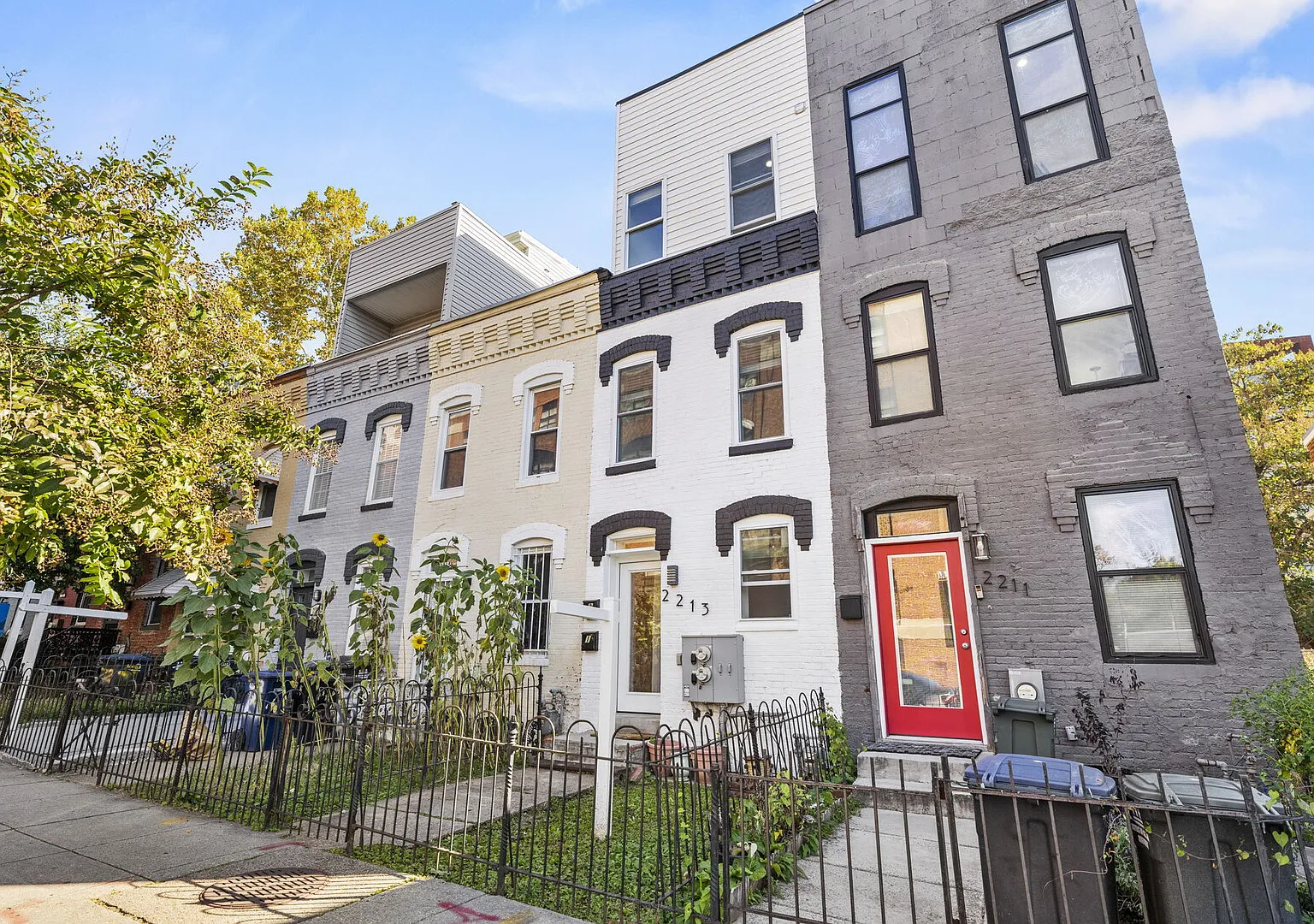 Modern 2BR + Den Unit with Roof Decks & Monument Views in U St — Photo 1