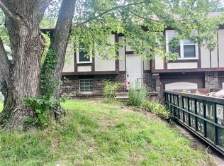 5915 NW Creekview Dr, Parkville, MO 64152