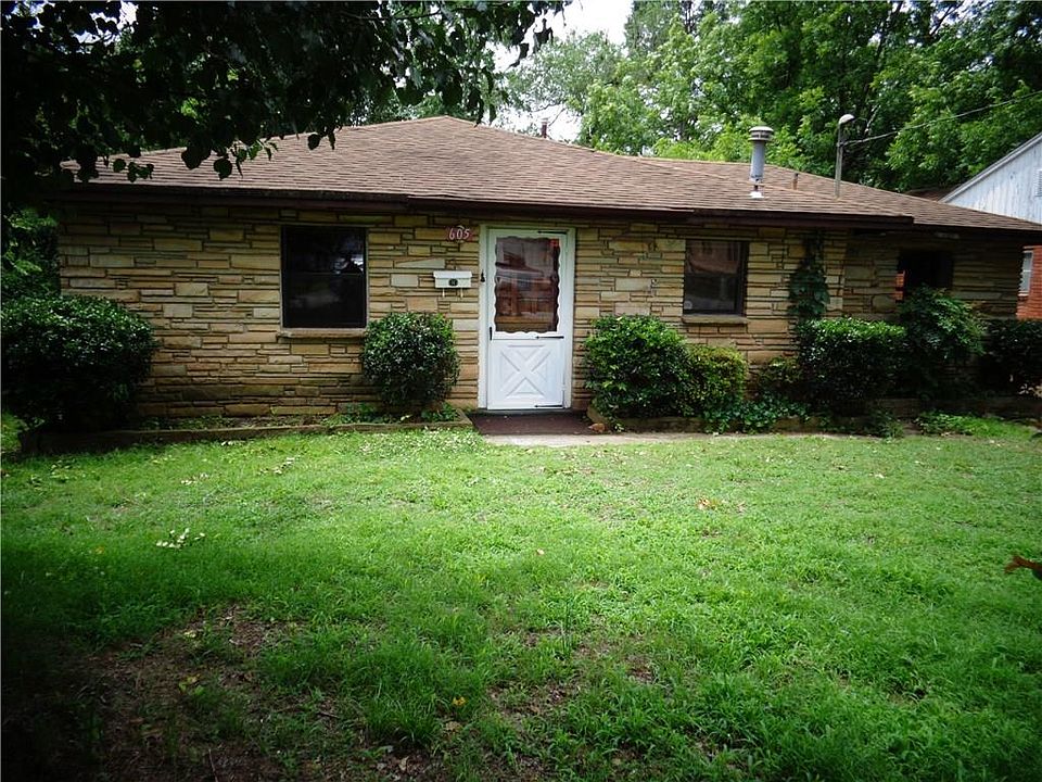 1st image of 605 W School St