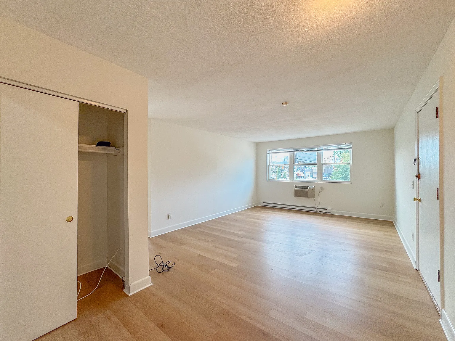 2 bed, 940 sqft, $2,400 — Photo 4