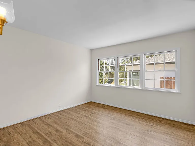 2151 N Altadena Dr — Photo 14