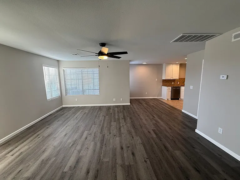 Silver Sands Apartments — Photo 6