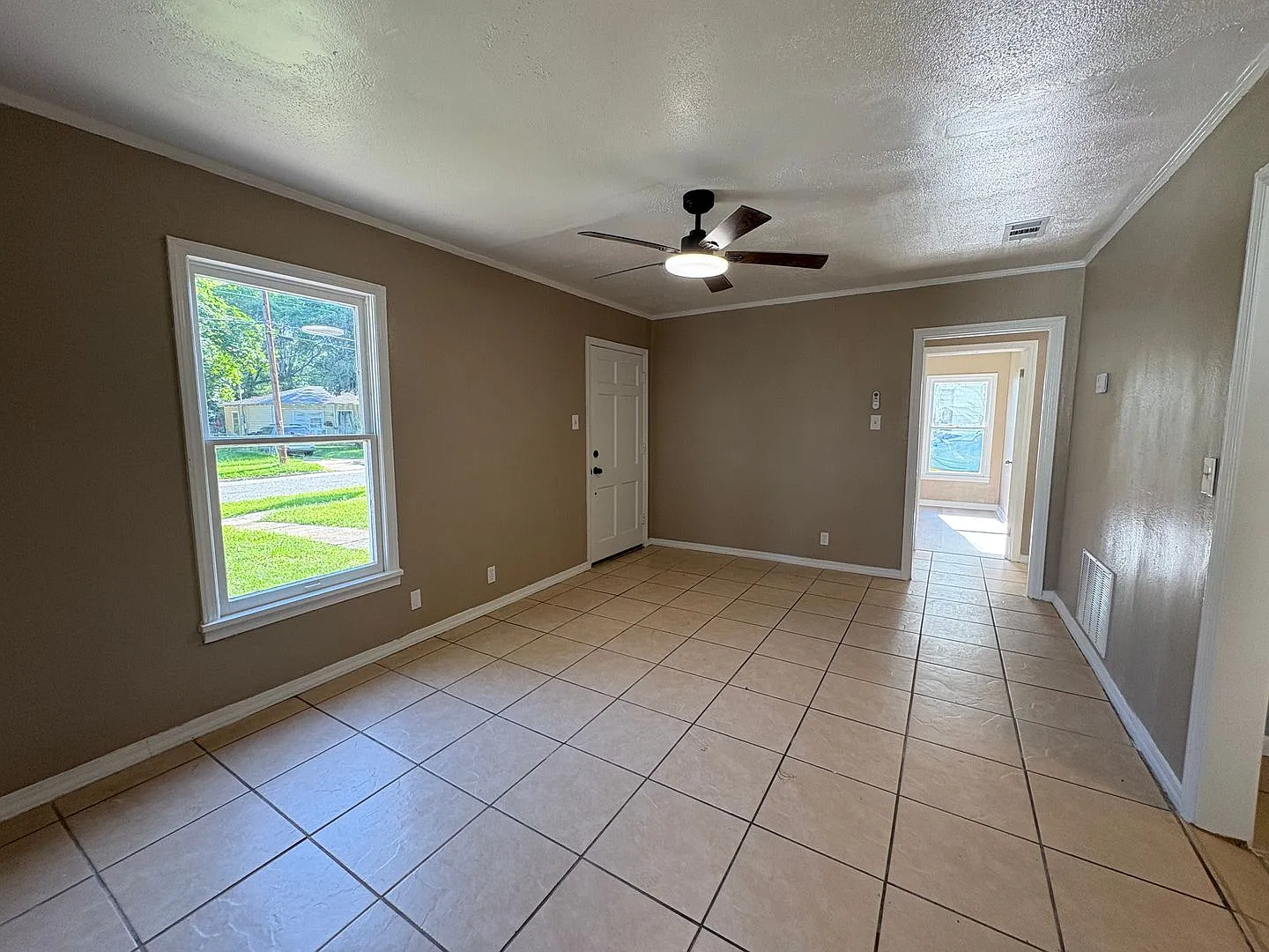 Beautiful 3 bedroom/1 bath fully remodeled home with Central Air & Heat. — Photo 3