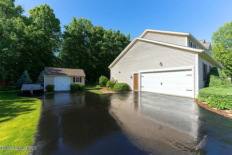 2nd image of 75 Blue Jay Way