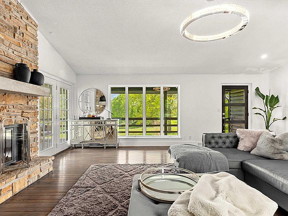 4th image of 3207 E Hidden Valley Ln