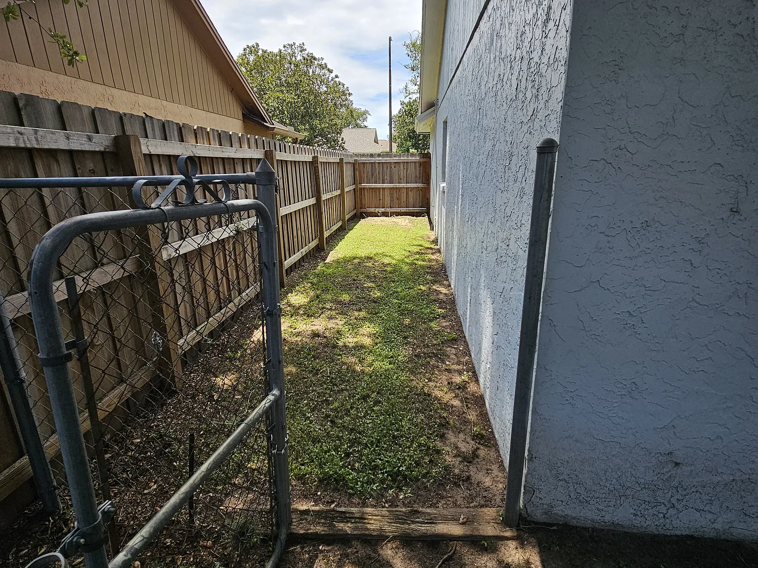 3 bed, 1300 sqft, $2,400 — Photo 4