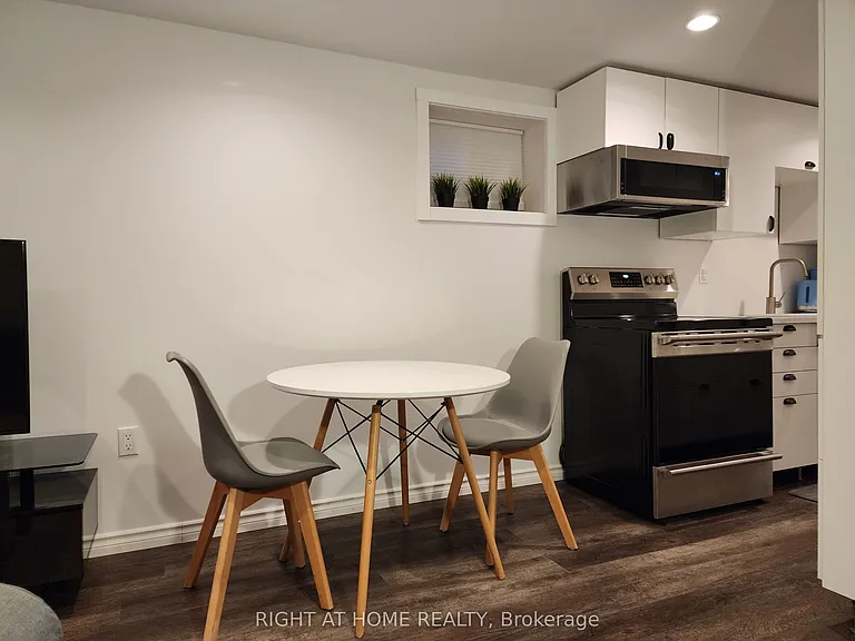1599 Sandgate Cres #LOWER — Photo 3