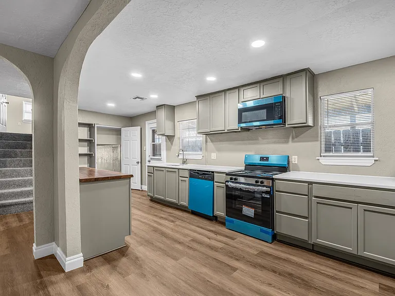 1805 NW Dearborn Ave — Photo 5