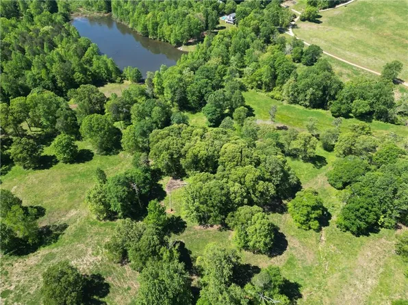 554 Canaan Dr, Maysville, GA 30558