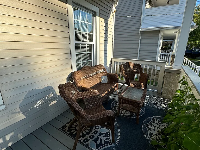 1635 Larchmont Ave — Photo 10