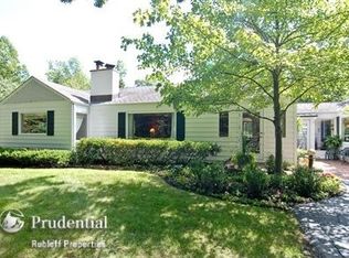 1121 Oak Spring Ln, Libertyville, IL 60048