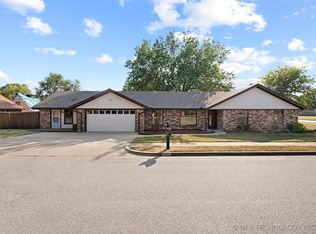 4501 Stonehenge Dr, Bartlesville, OK 74006