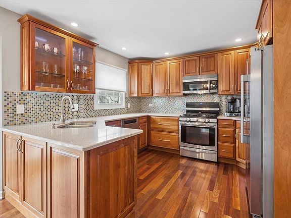 4th image of 816 S River Rd