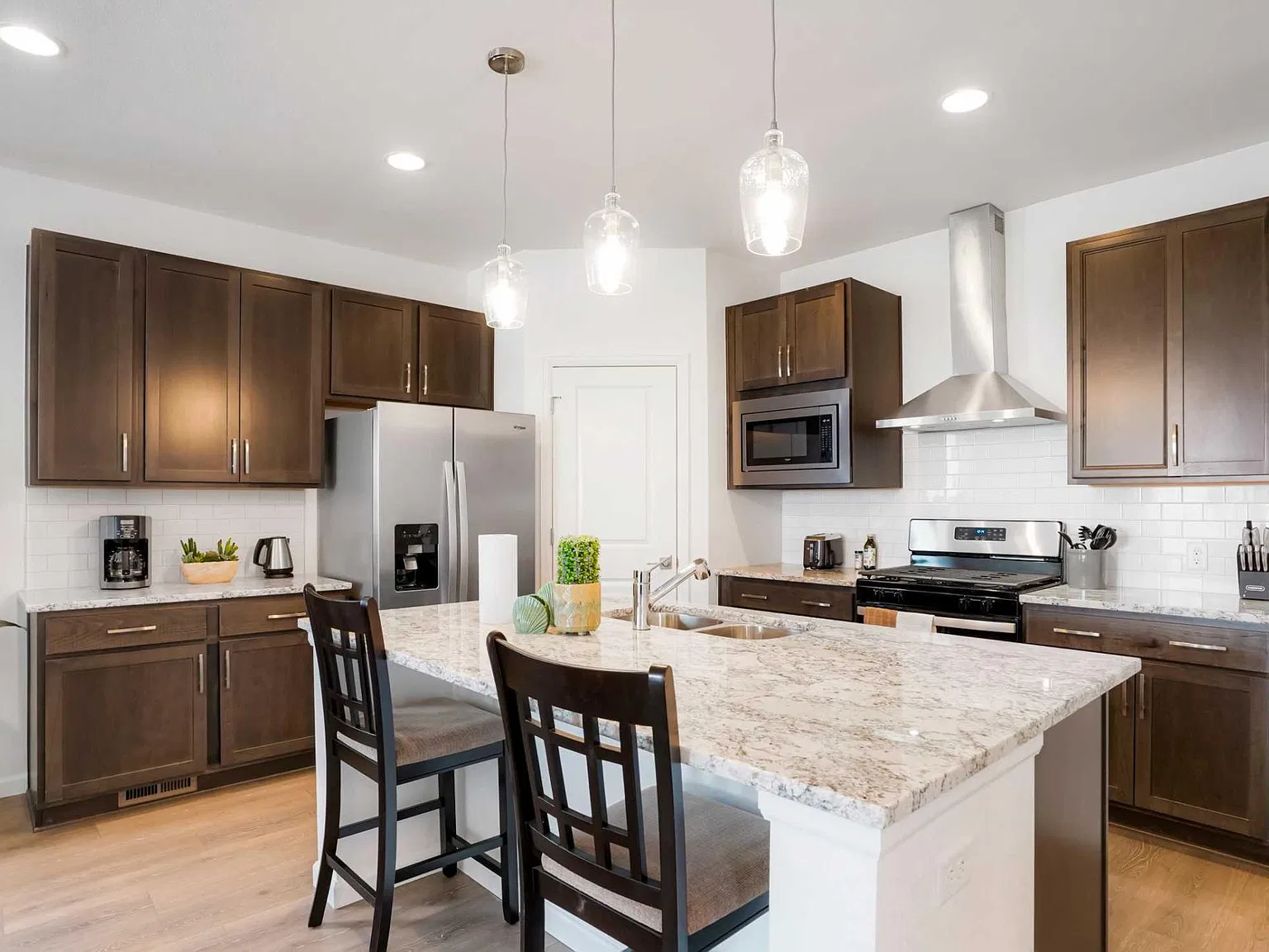 3 bed, 3002 sqft, $5,000 — Photo 3