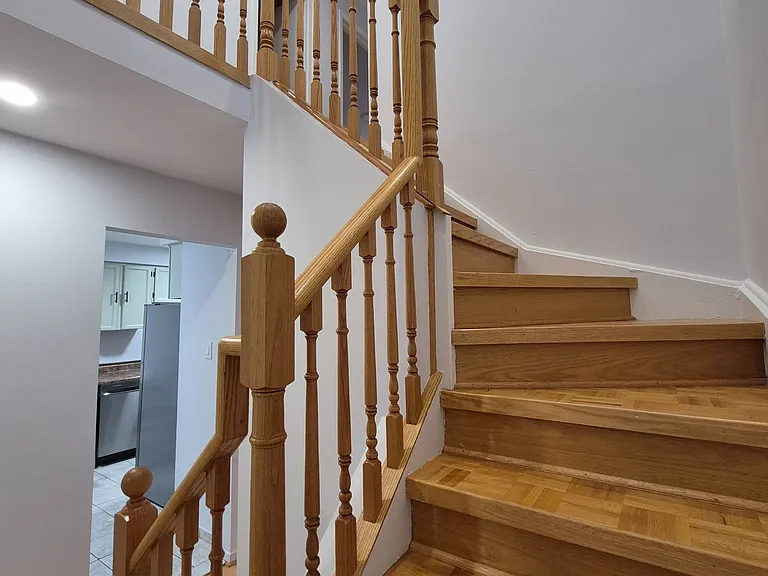 77 Colleen St — Photo 17