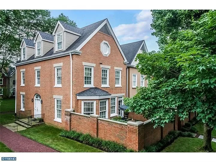 61 Governors Ln photo 1