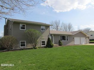 1949 Bedford Dr, Freeport, IL 61032