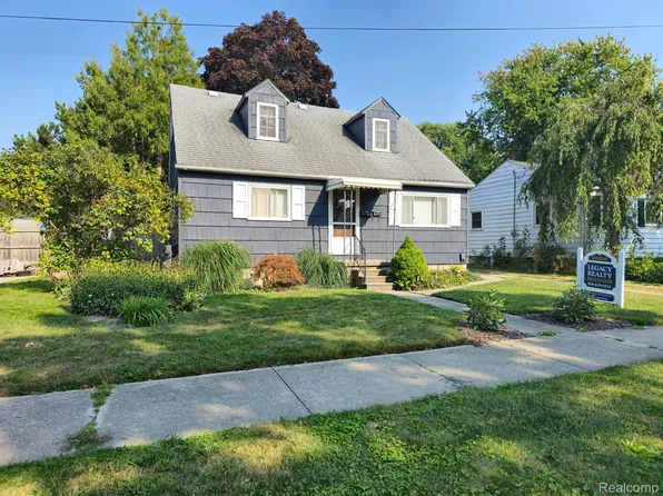 705 Hart St, Essexville, MI 48732