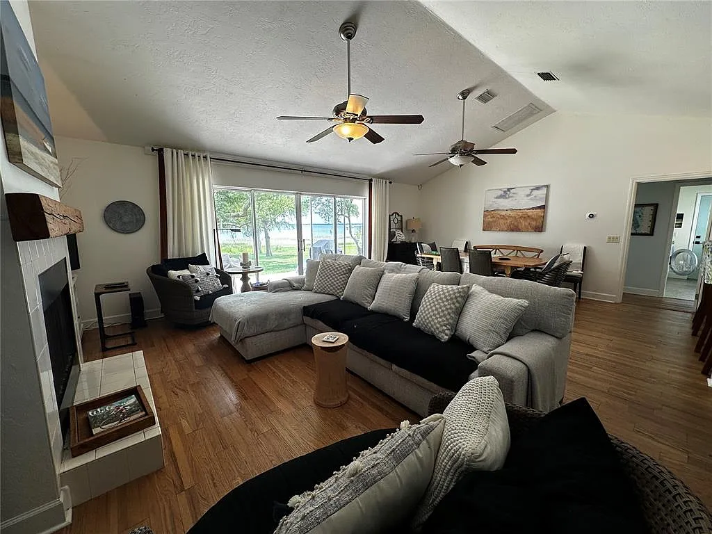 2 bed, 2.0 bath, 1797 sqft, $2,700 — Photo 2