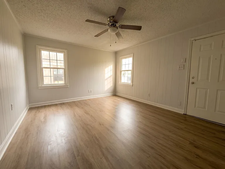 518 Burlington Cir — Photo 3