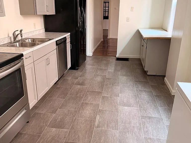 1211 W Poplar St — Photo 2