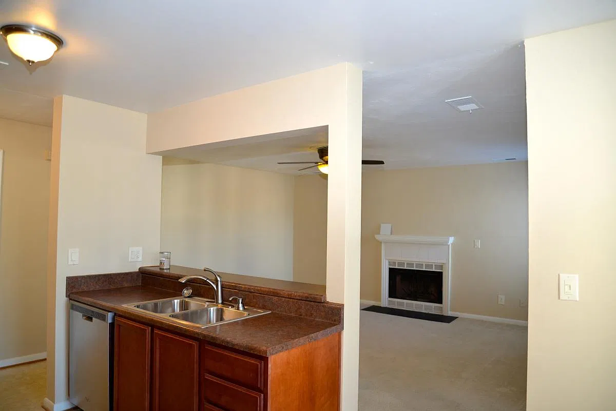 1886 Chantilly Court — Photo 3