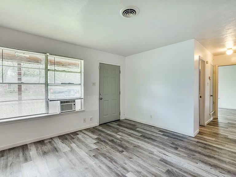 808 E 5th St — Photo 13