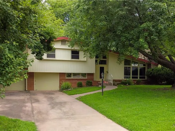 1813 Lovers Lane Hts, Saint Joseph, MO 64505