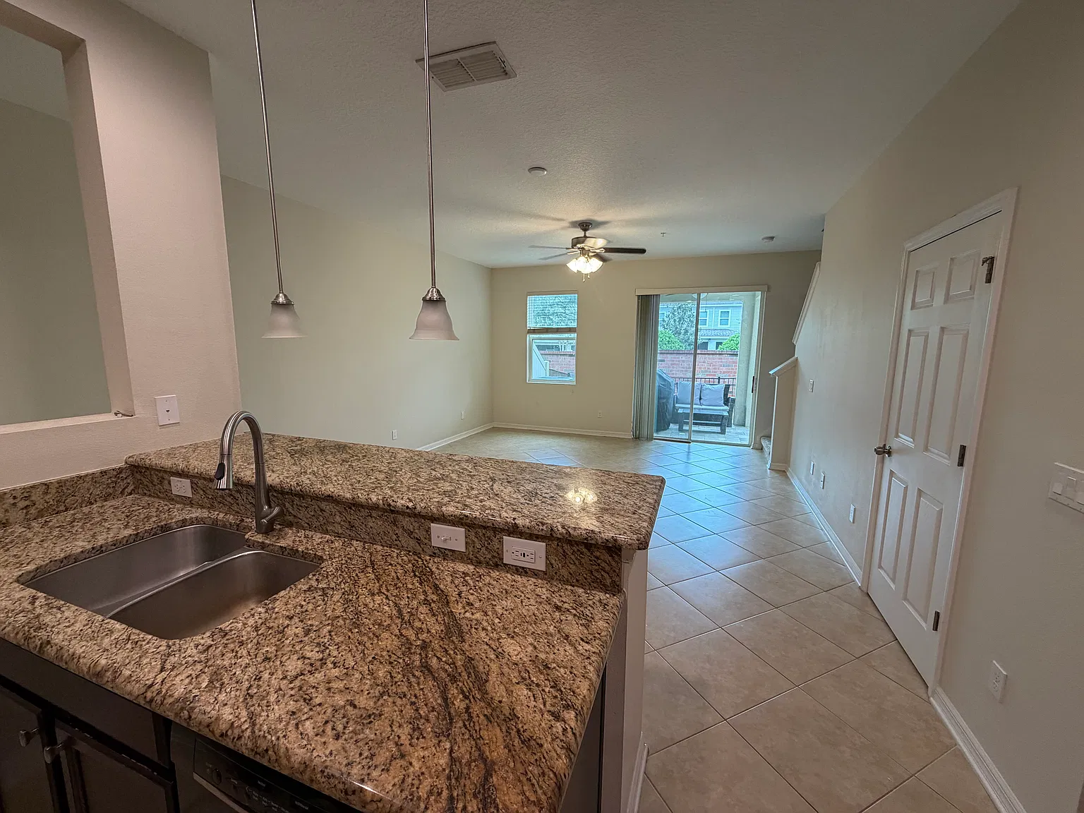 3 bed, 2.5 bath, 1384 sqft, $2,200 — Photo 2