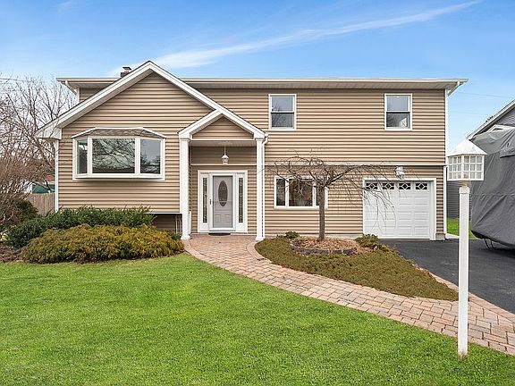 4th image of 16 Lois Ln
